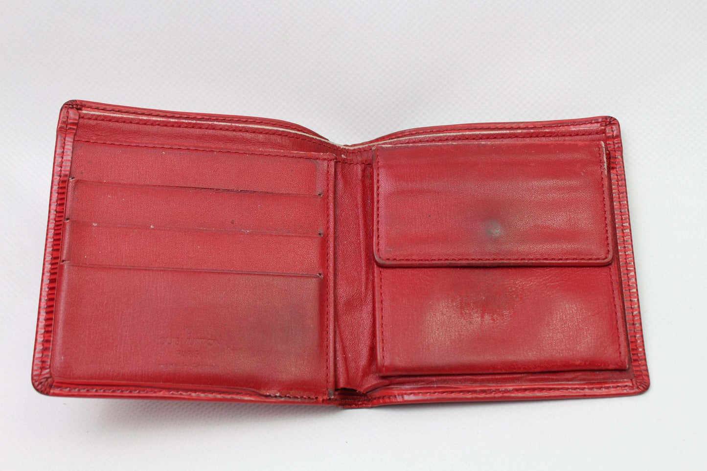 LOUIS VUITTON Epi Portemonnaie in red leather, 10x10cm, condition 7-8/10, interior view.
