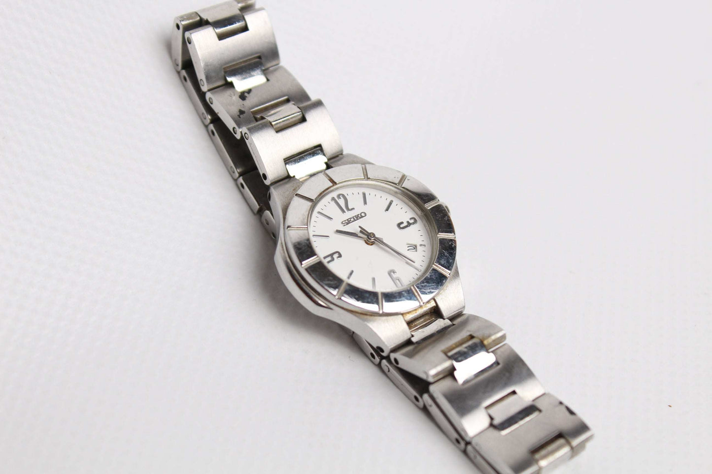 SEIKO Women Vintage silver watch for medium wrist, slightly worn.
