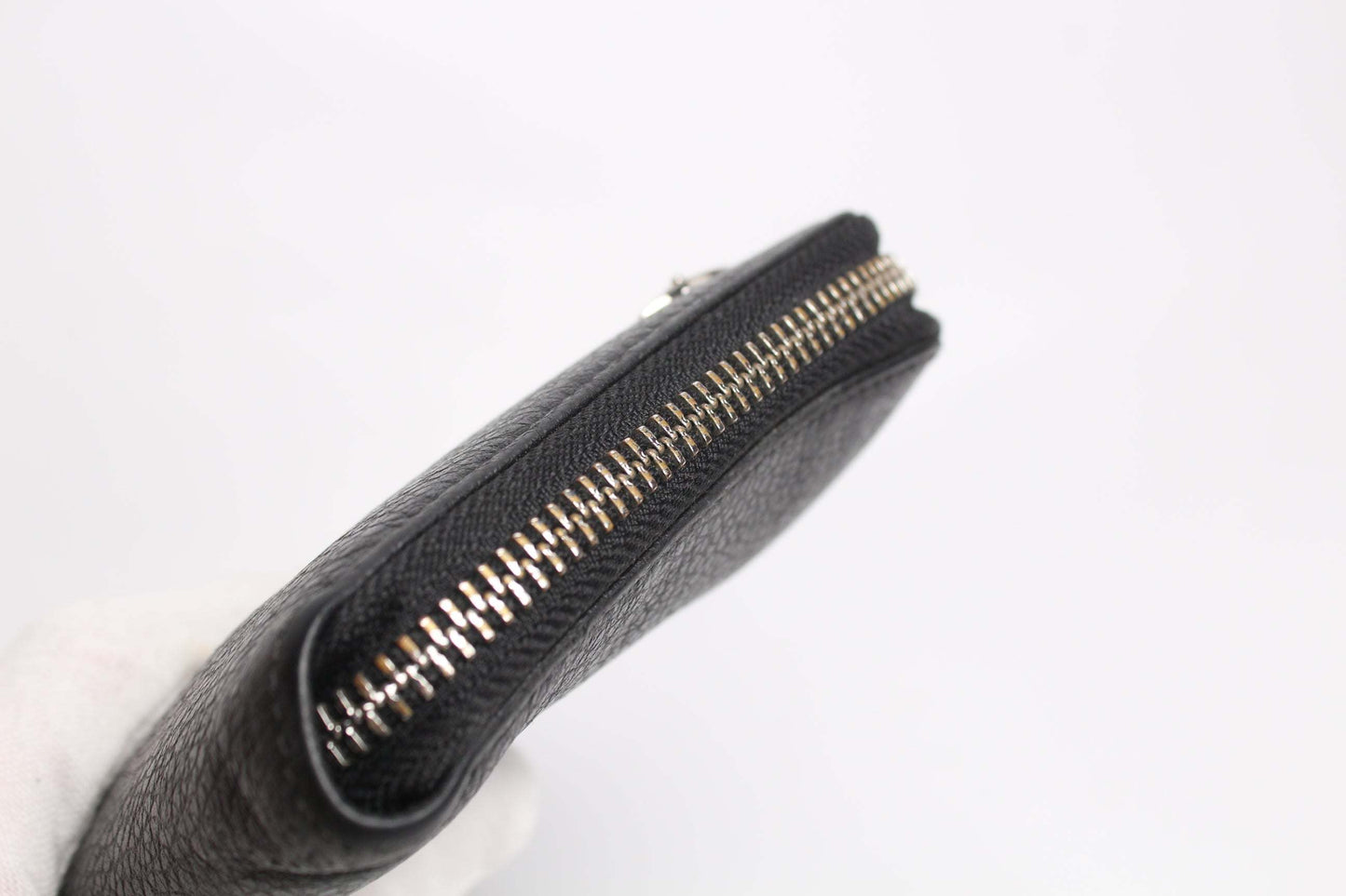 VIVIENNE WESTWOOD black zipper longwallet, leather material, size 20x10, in excellent condition.