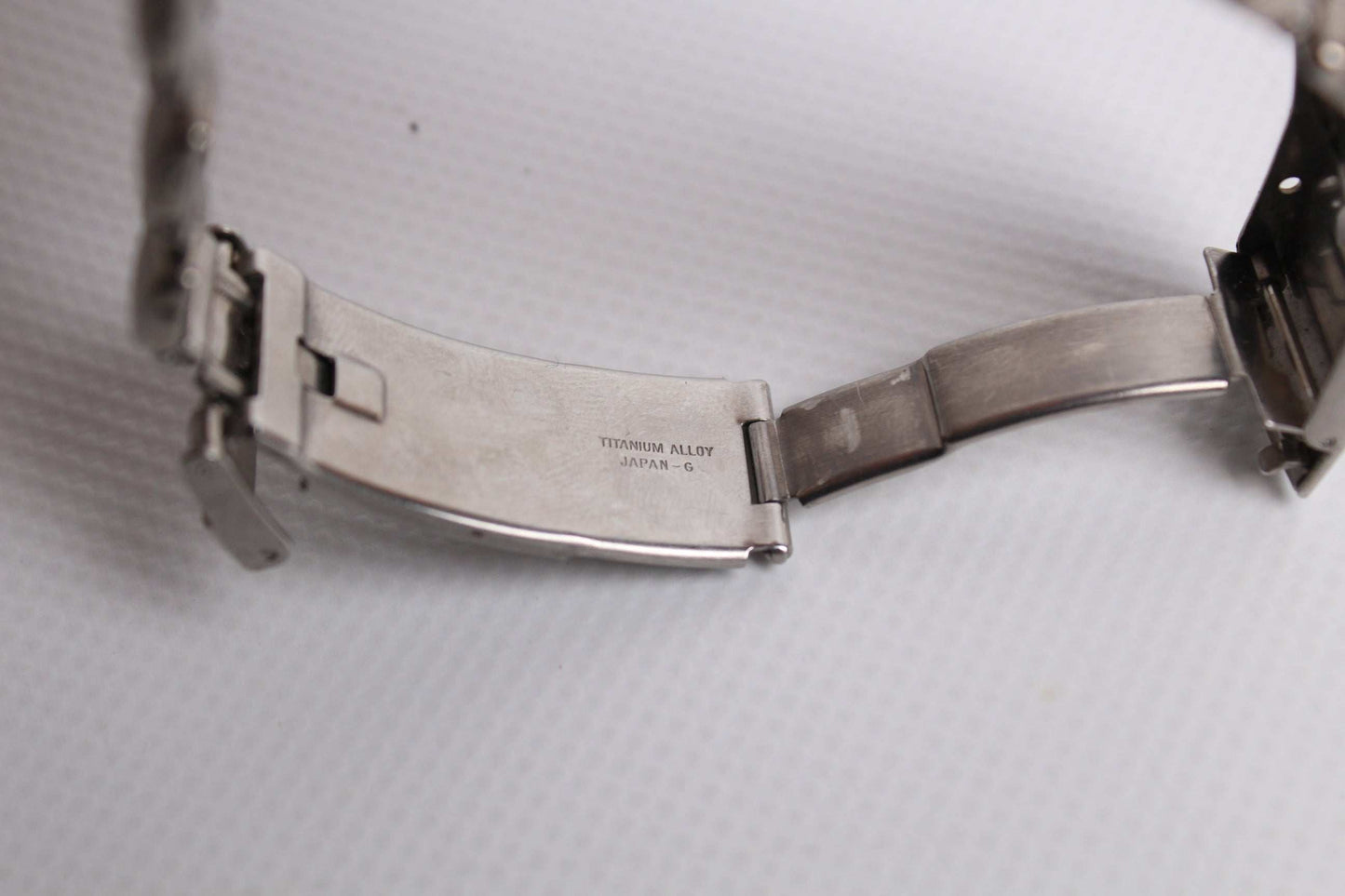 SEIKO Women Vintage watch in silver with a clasp showing "Titanium Alloy Japan G.I". Condition 7/10, battery needs replacement.