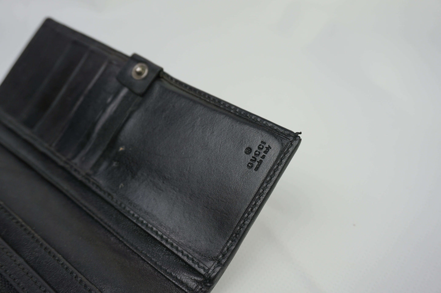 GUCCI Longwallet Black made of fabric, 21x10cm, open view.