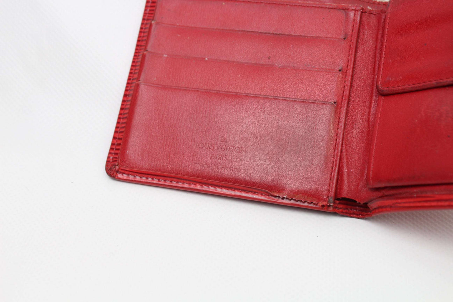 LOUIS VUITTON Epi Portemonnaie in red leather, 10x10cm, fair condition.