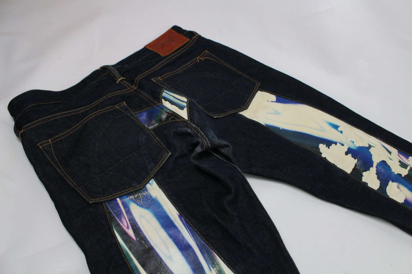 Dunkelblau EVISU Blue Daicock Denim Selvedge Jeans, baggy fit, rear view showing unique pattern and pockets.