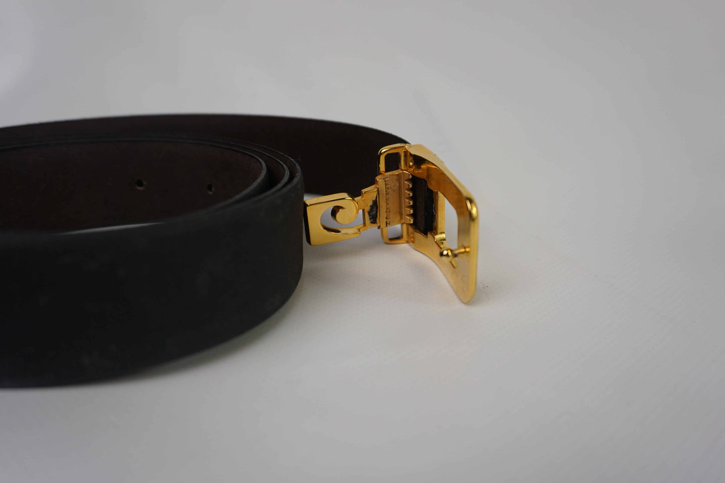 PIERRE CARDIN black reversible leather belt with gold buckle, size 42, includes box.