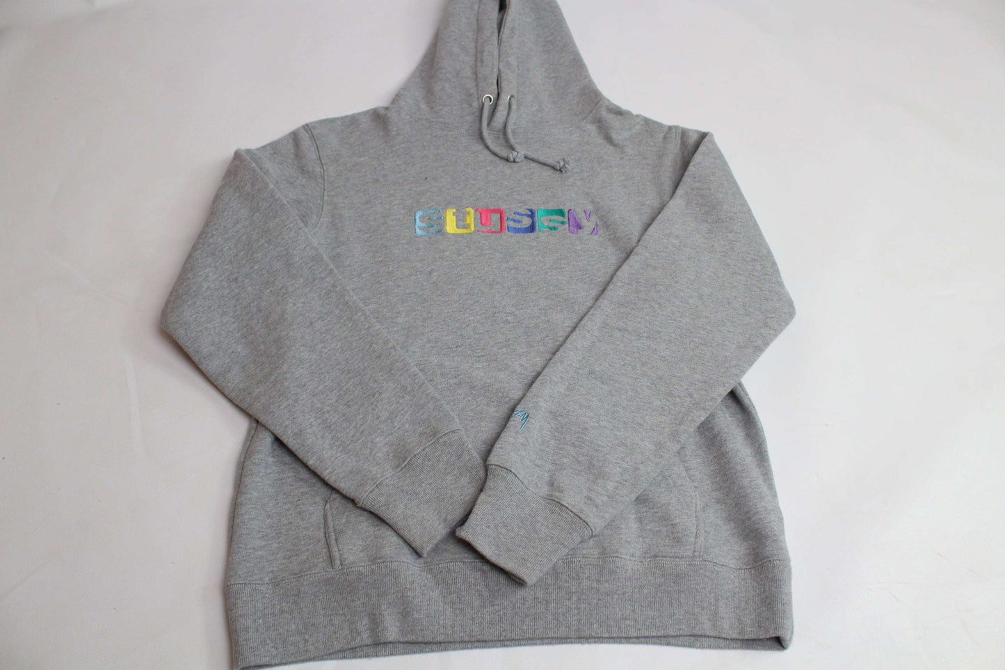 STÜSSY Hoodie in grey with rainbow logo, size S-M, 100% cotton.