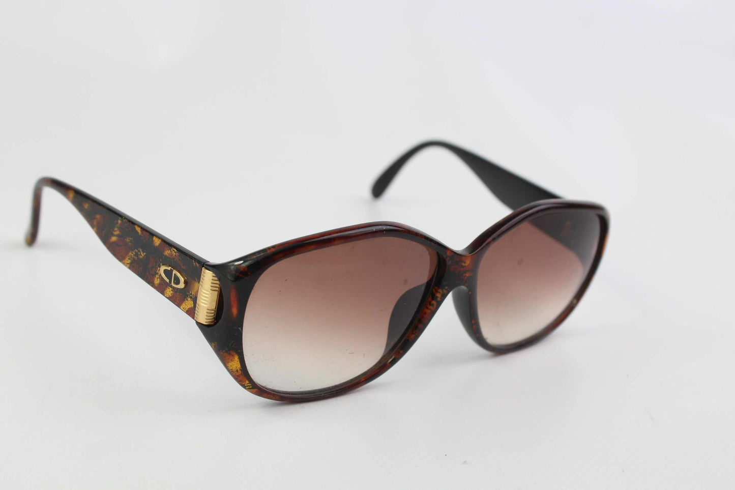 DIOR Sunglasses with tortoise shell frame and gradient lenses.