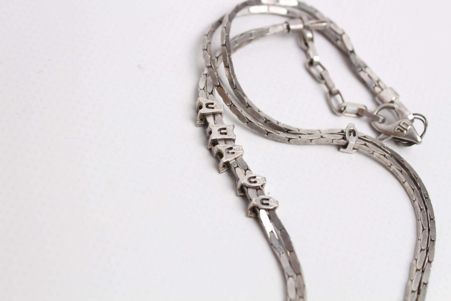 DOLCE & GABBANA Necklace S925 in silver, 8/10 condition, showing chain and clasp details.