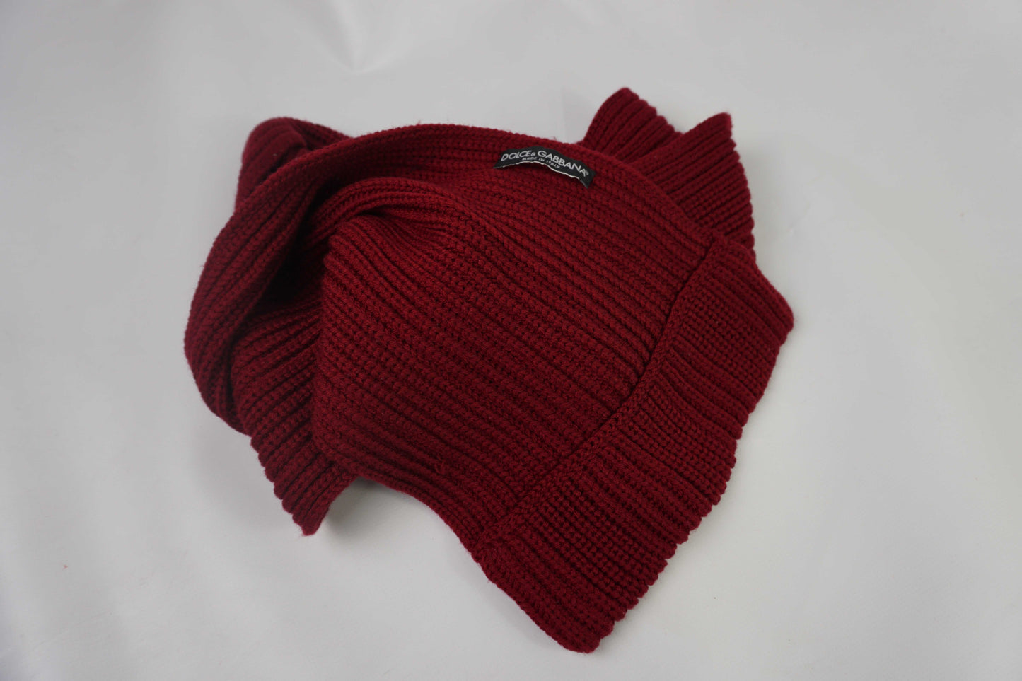Red Dolce & Gabbana muffler, 150cm, condition 8/10.