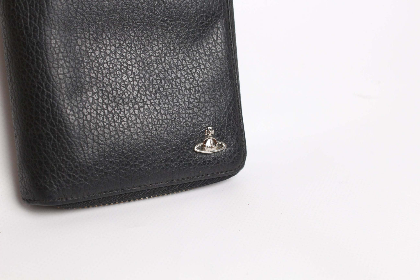 VIVIENNE WESTWOOD Zipper Longwallet Black leather wallet with silver logo.