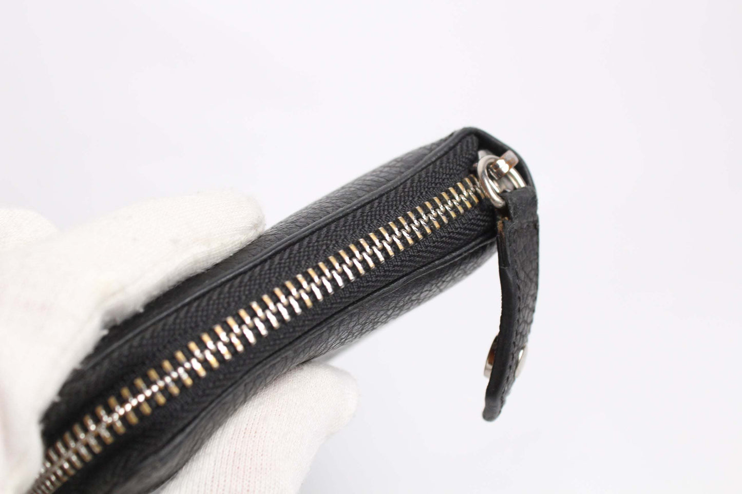 VIVIENNE WESTWOOD black leather zipper longwallet showing zipper detail.