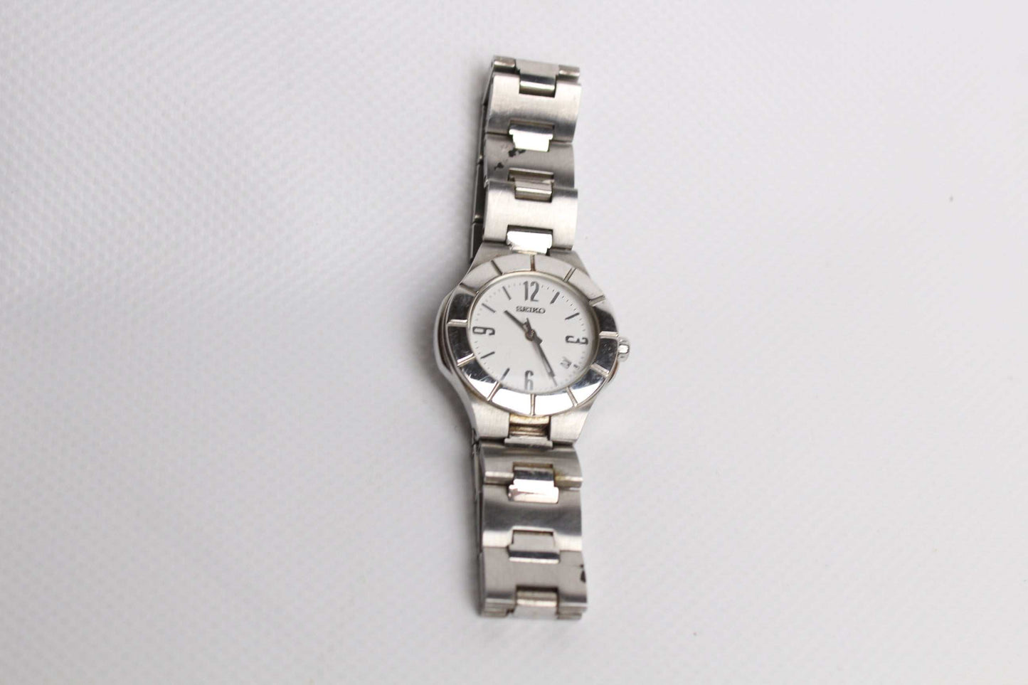 SEIKO Women Vintage silver watch with medium wrist size.
