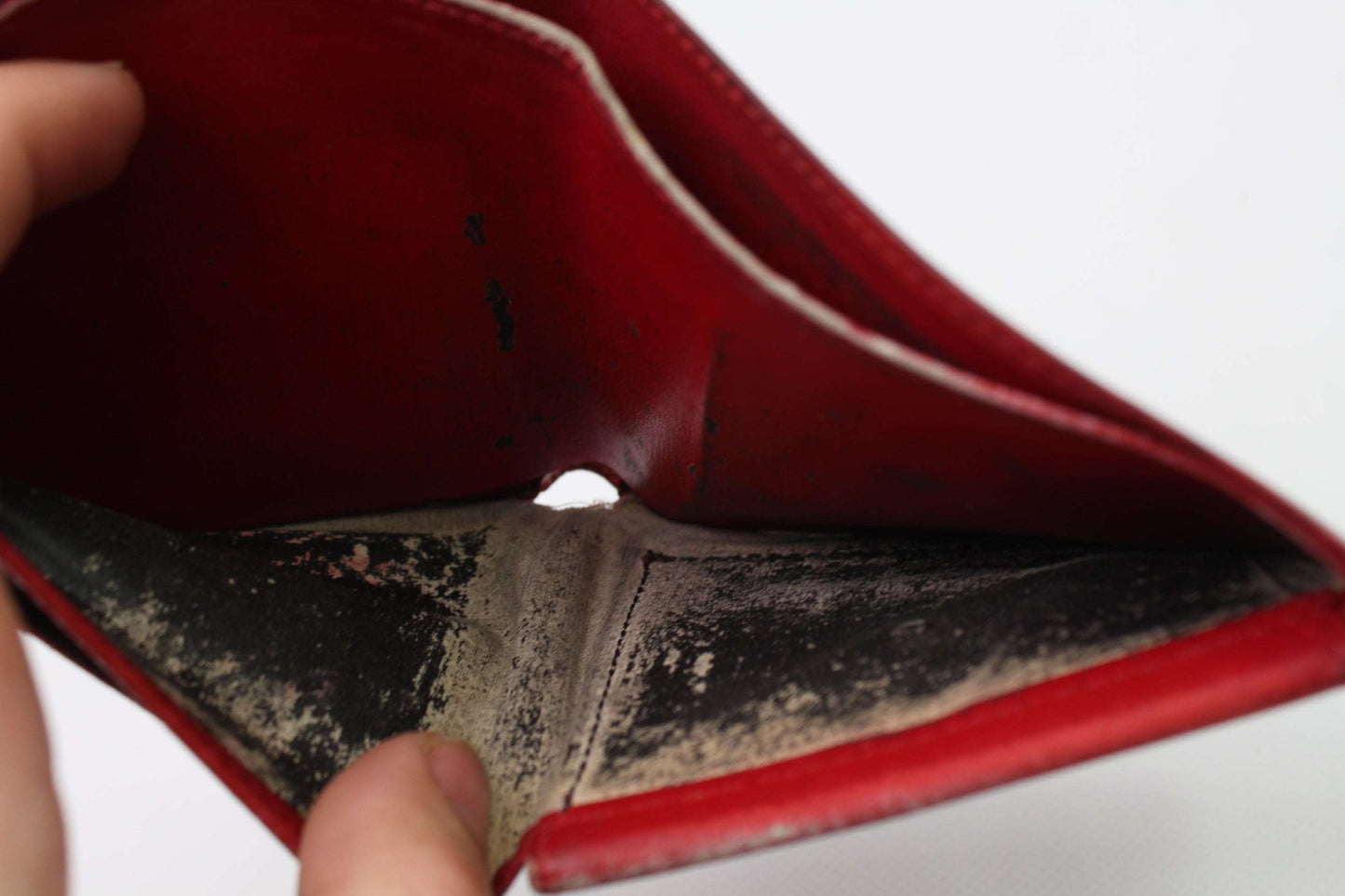 LOUIS VUITTON Epi Portemonnaie Red leather wallet interior flaw detail.