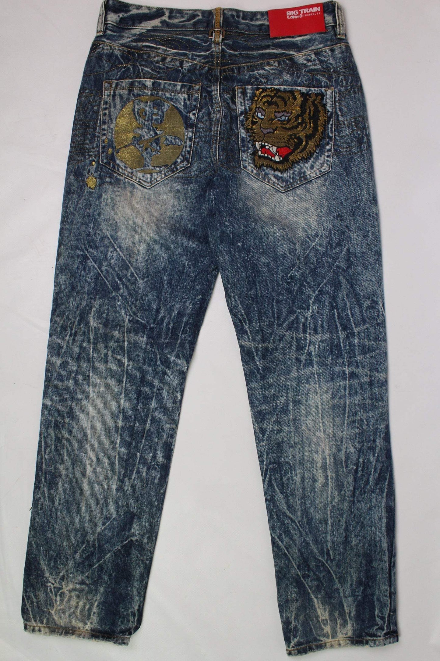 BIG TRAIN Embroidery Tiger Denim jeans in baggy fit with tiger embroidery on blue denim.