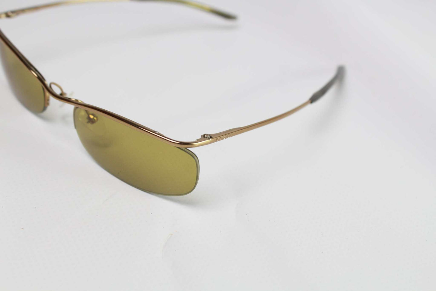 Yellow Gucci shades with sleek design and onesize fit.