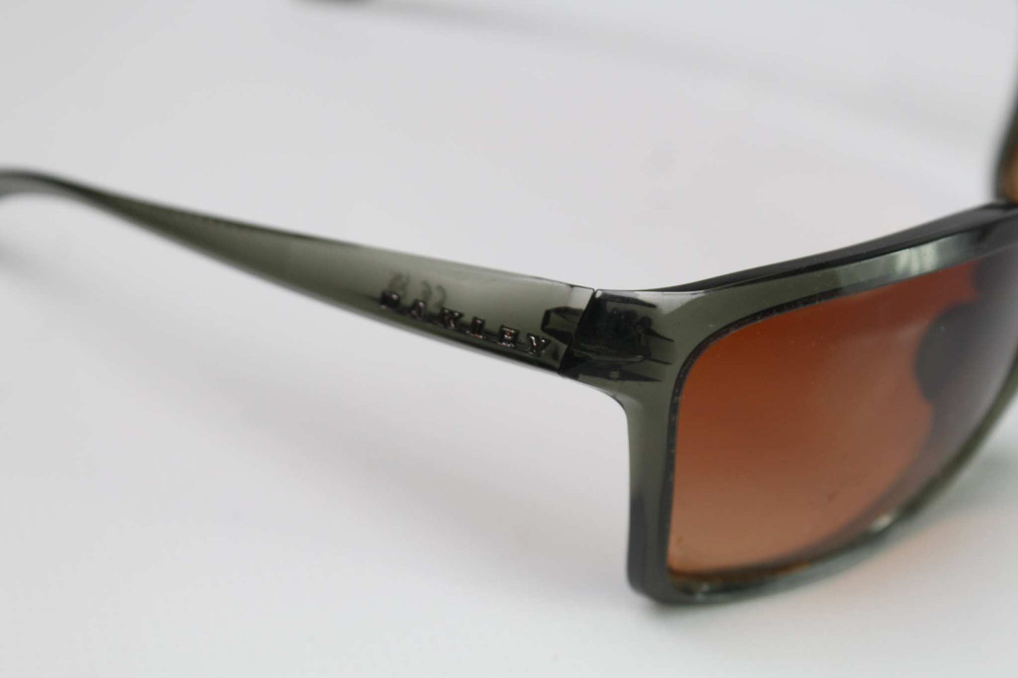 Green OAKLEY shades with orange lenses in excellent condition, size onesize.