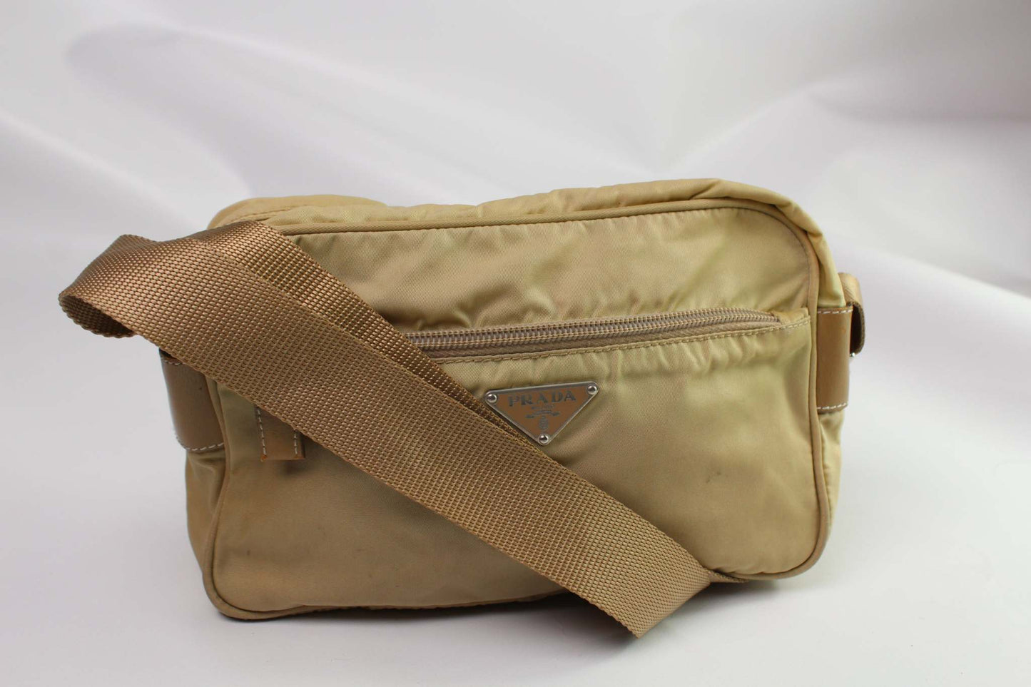 PRADA beige crossbody bag, nylon material, size 25x15 cm.