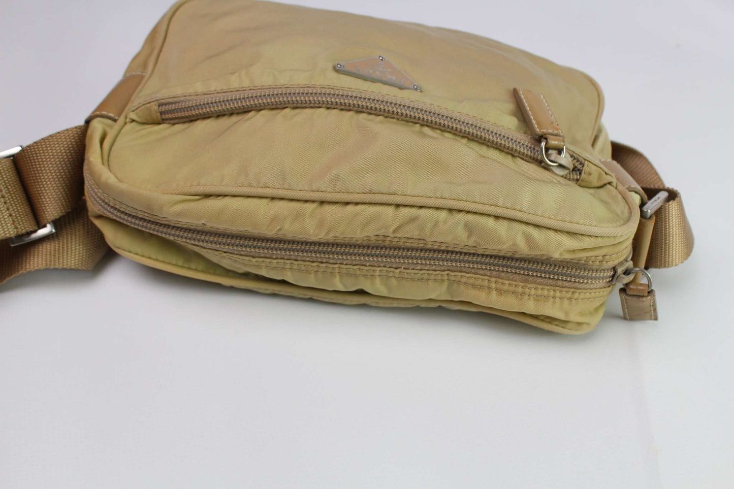 Beige nylon PRADA crossbody bag with adjustable strap, size 25x15 cm, condition 8/10.