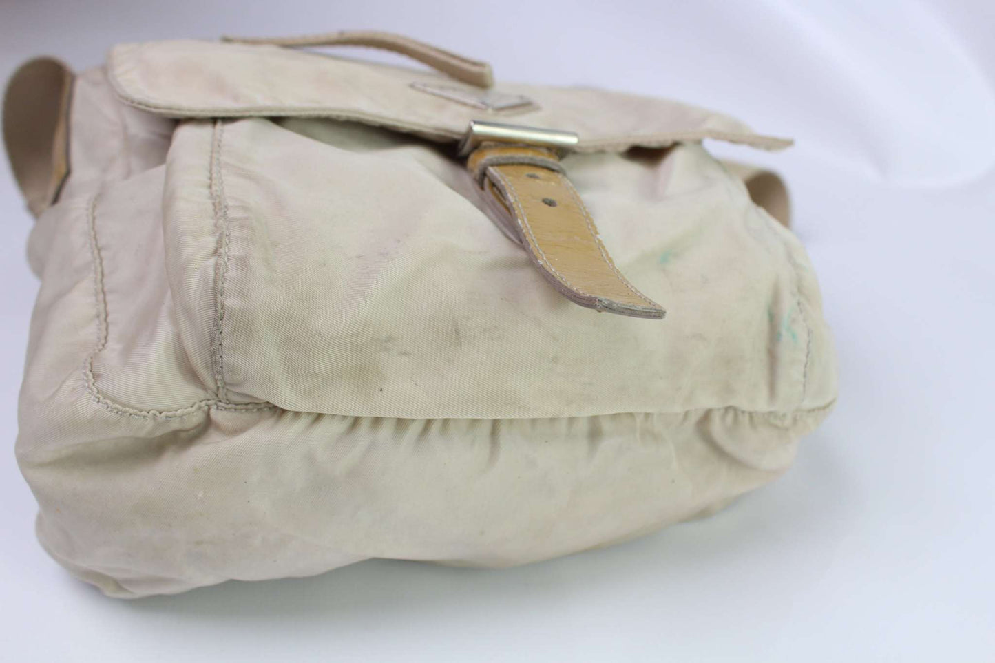 PRADA Messenger Bag White, nylon material, size 25x25 cm, condition 8/10, flaws visible, beige color.