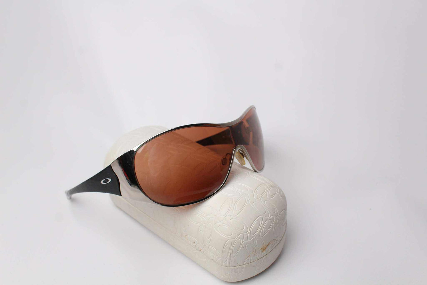 OAKLEY Shades Breathless in orange and white with box.