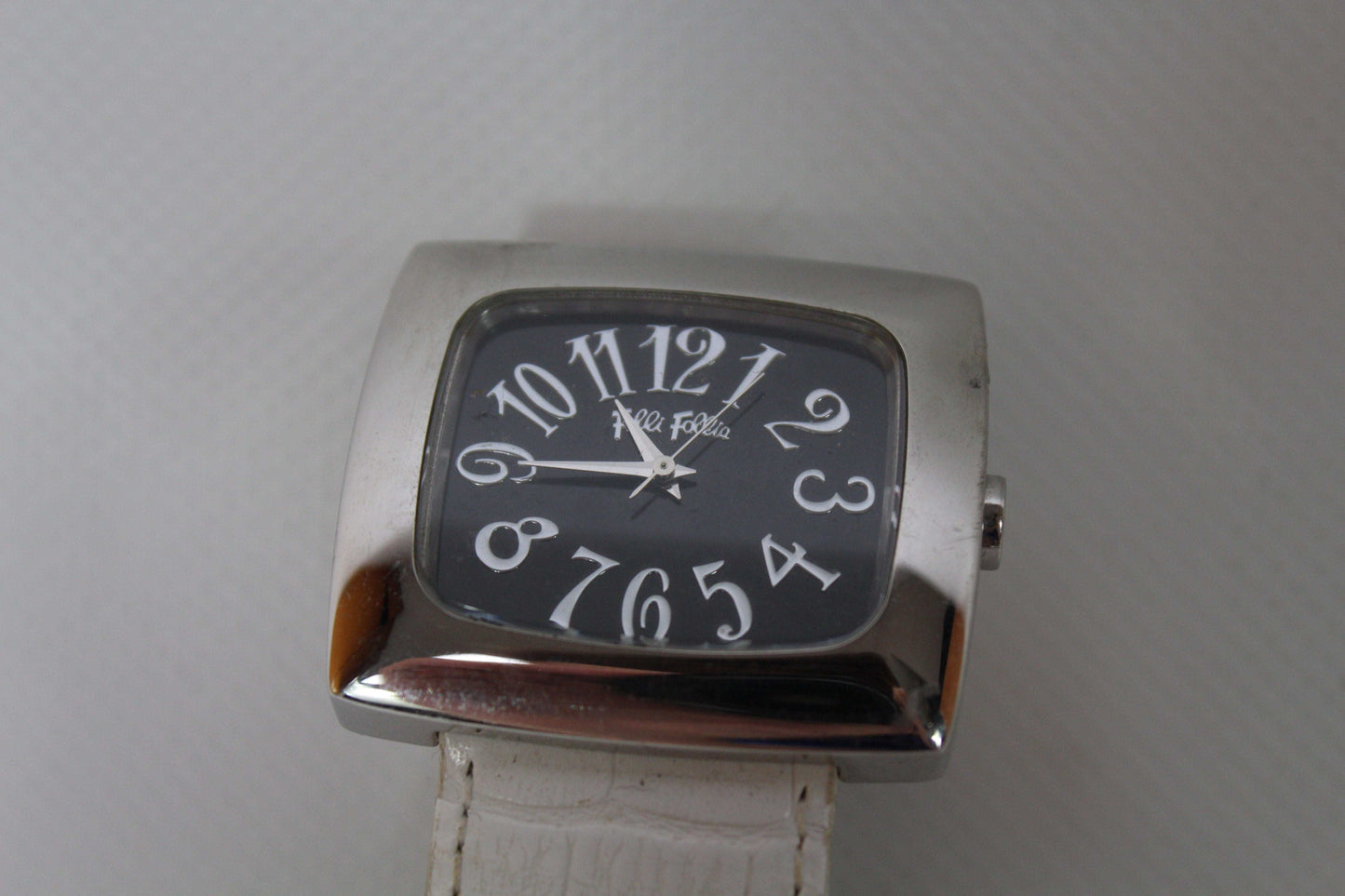 FOLLI FOLLIE white watch with silver accents, onesize, condition 7/10, battery needs replacement, strap torn.