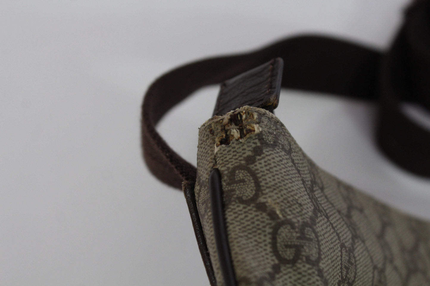 GUCCI Slingbag Monogram Brown with visible wear, 35x35cm canvas.