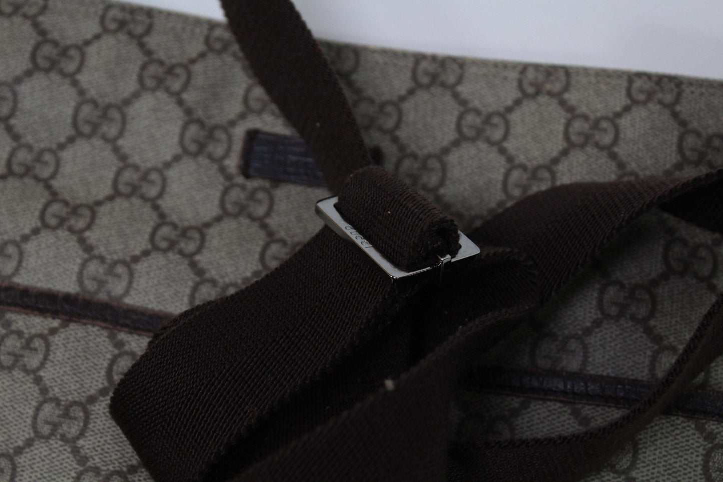 GUCCI Slingbag Monogram Brown canvas with adjustable strap, 35x35cm size.
