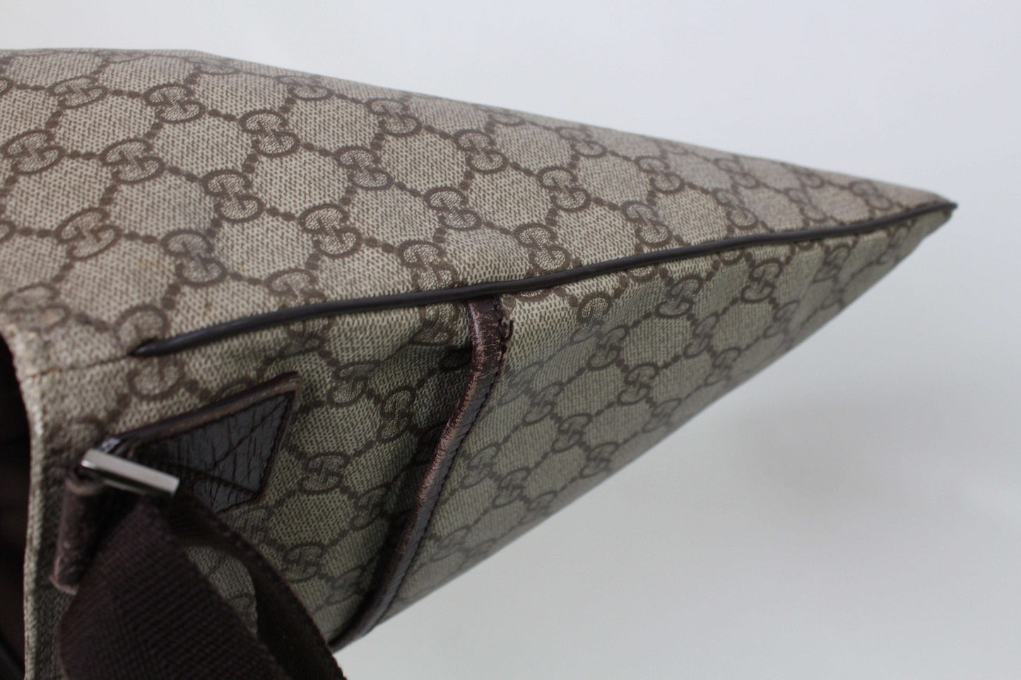 GUCCI Slingbag Monogram Brown canvas side view with logo pattern.
