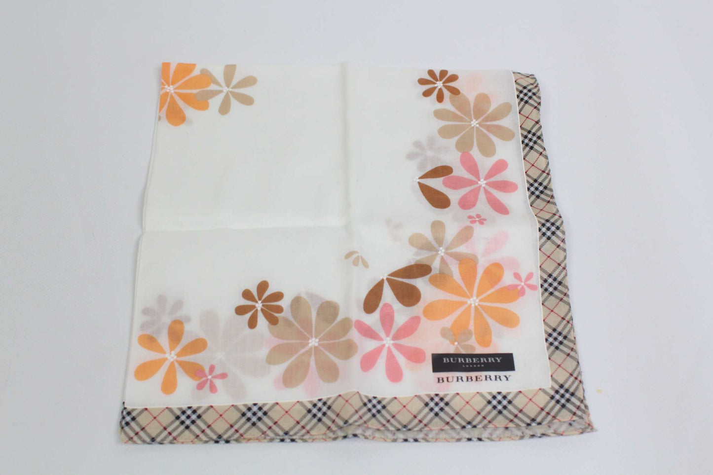BURBERRY Bandana „Novacheck“ with floral design and signature plaid border, 45x45 cm, excellent condition.