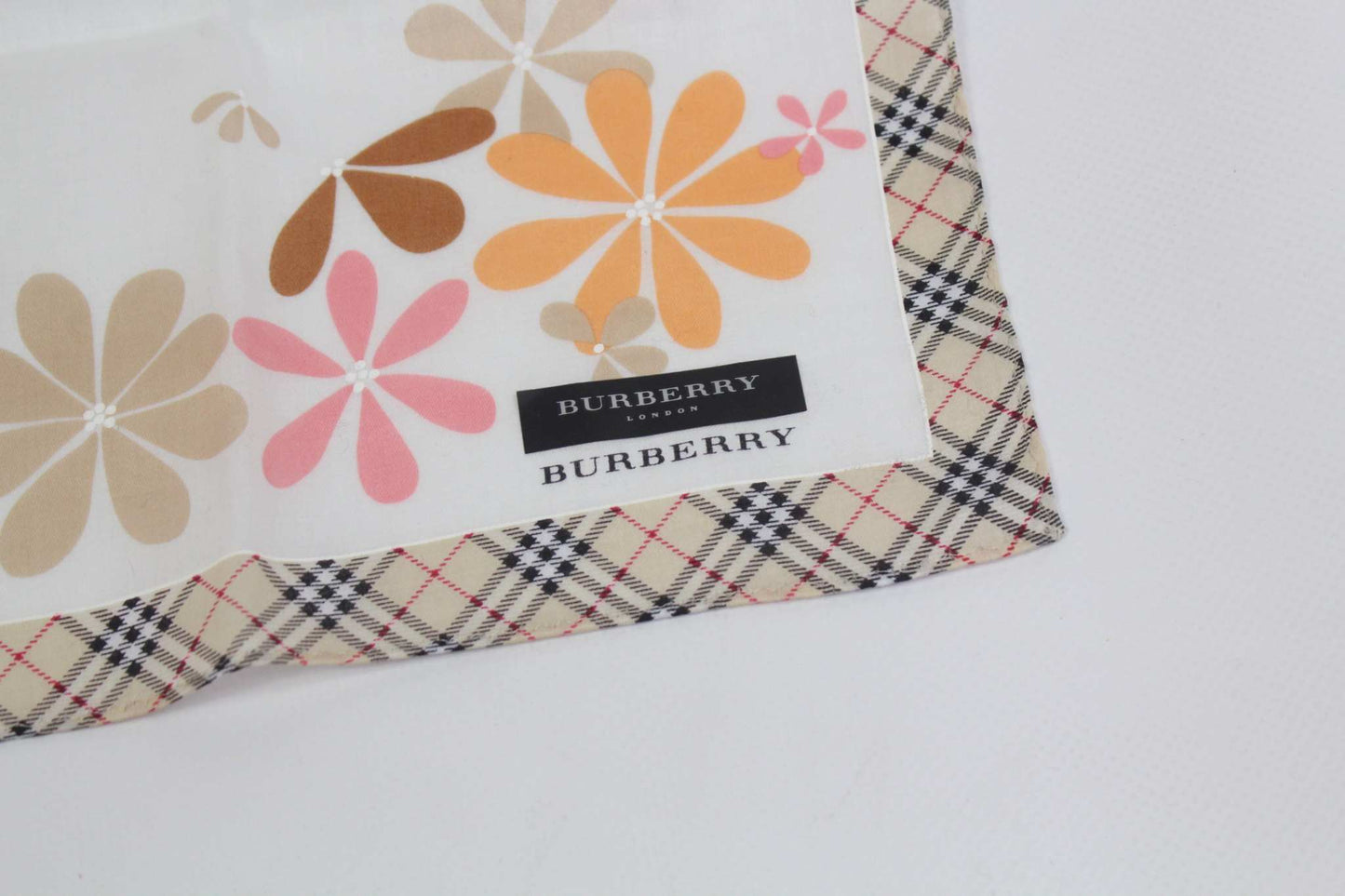 BURBERRY Bandana „Novacheck“ floral patterned corner with brand logo.
