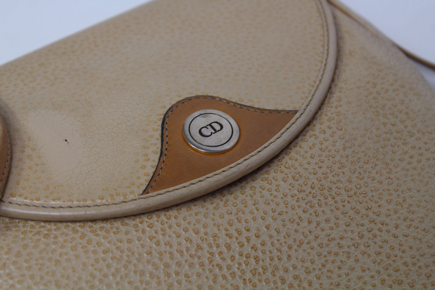 Beige DIOR Sidebag with CD logo, leather material, 15x15 cm, condition 8/10.