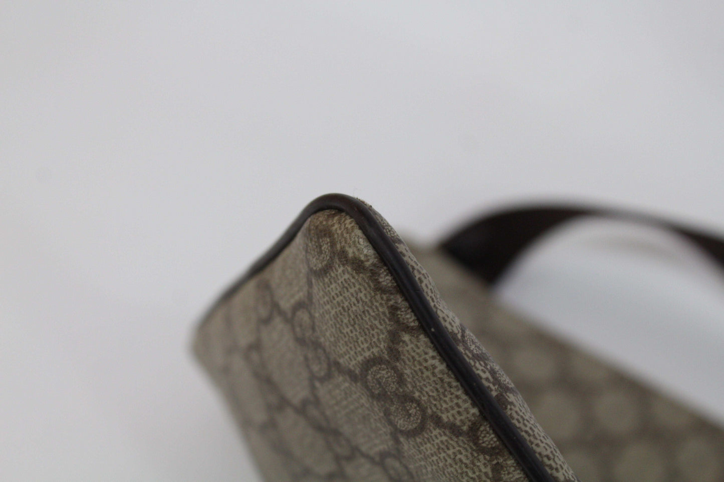 GUCCI Slingbag Monogram Brown canvas detail.