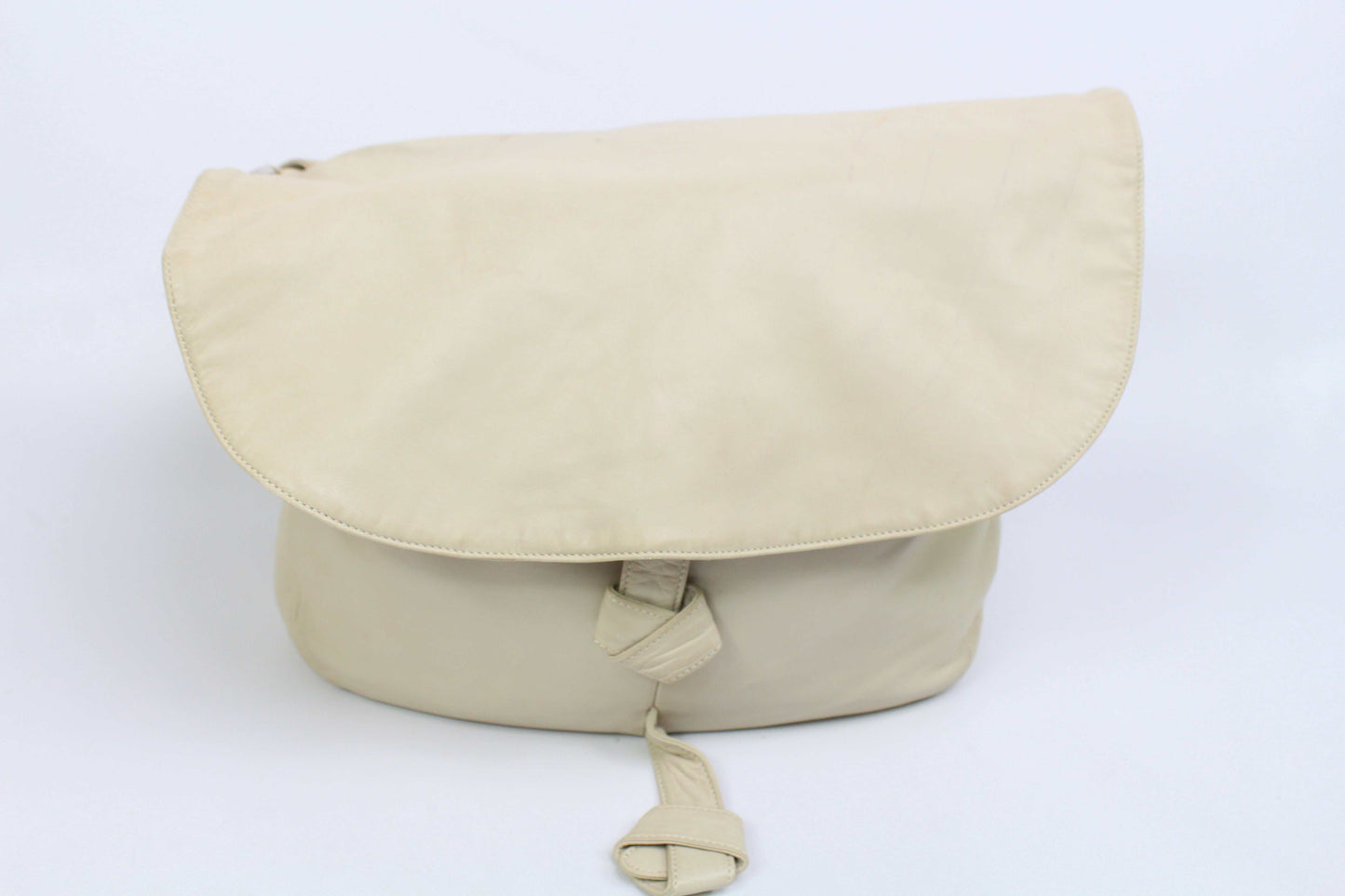 Creme Loewe Umhängetasche aus Leder, 40x25cm, Zustand 7/10, leichte Verfärbungen.