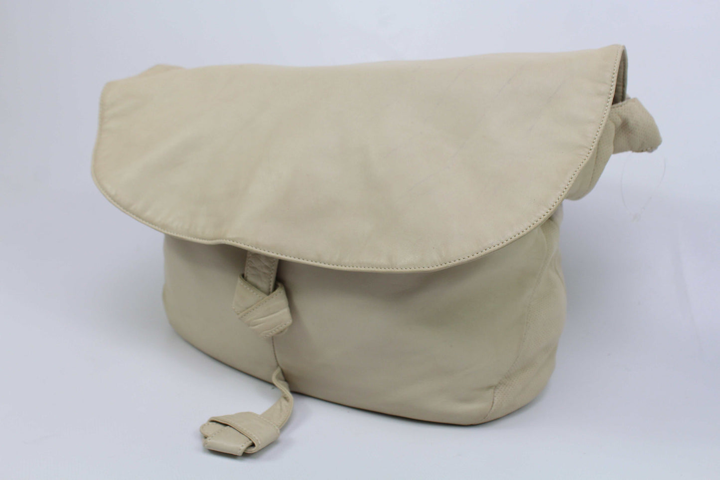 Creme Loewe Leder Umhängetasche, 40x25cm, mit leichten Gebrauchsspuren.