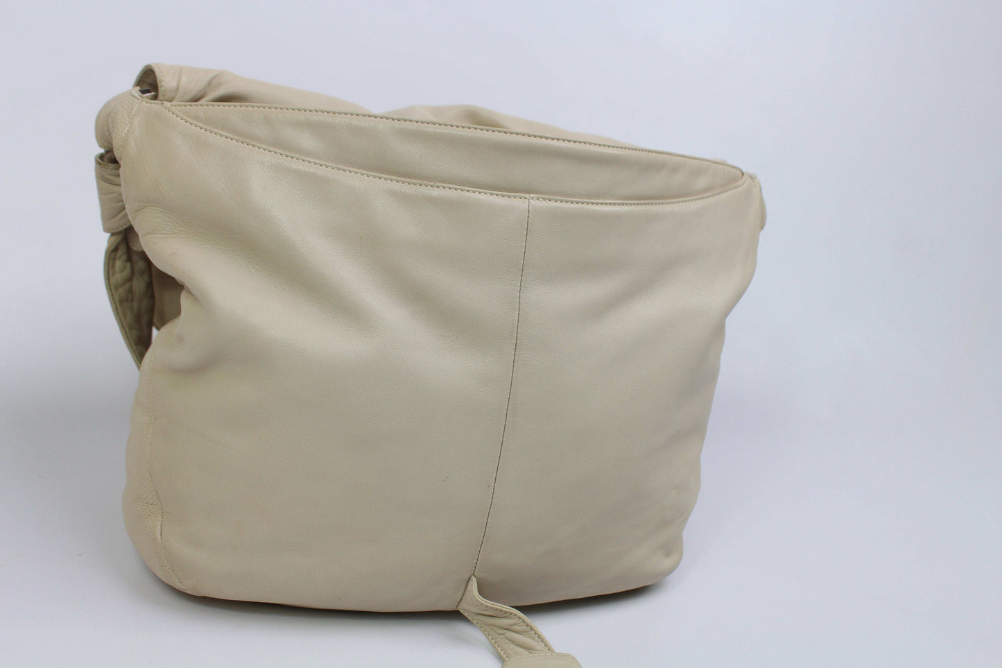 Cremefarbene Loewe Leder Umhängetasche mit leichten Verfärbungen.