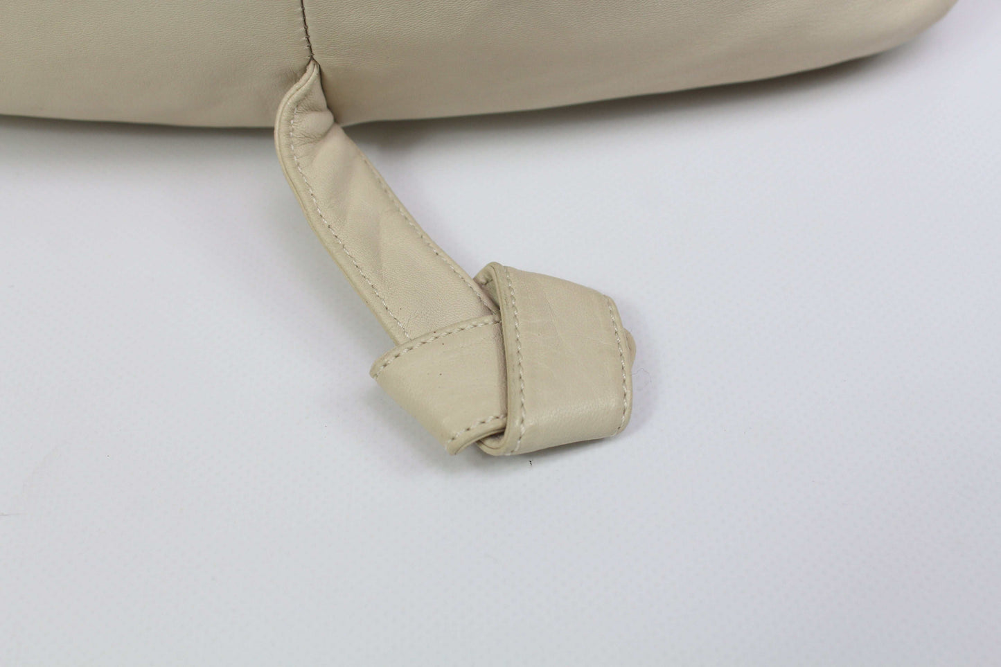 Creme Loewe Leder Umhängetasche aus hochwertigem, weichem Leder mit leichten Gebrauchsspuren.