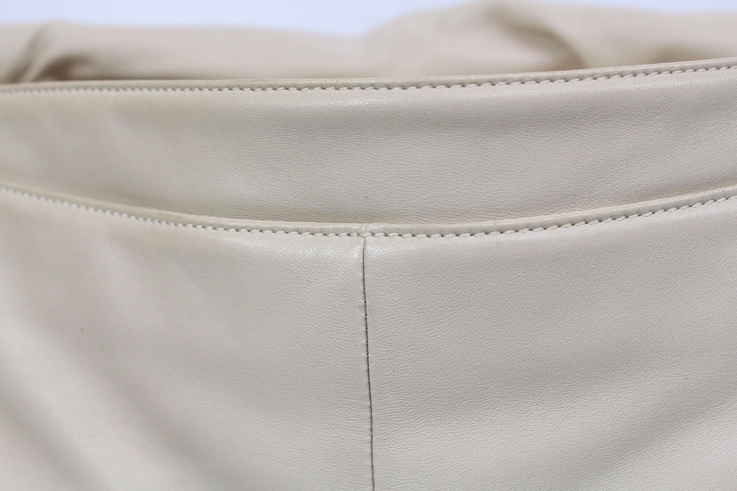 Creme Loewe Leder Umhängetasche aus hochwertigem weichem Leder mit leichten Gebrauchsspuren.