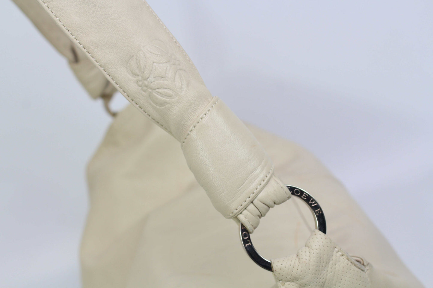 Creme Leder Loewe Umhängetasche mit Gravur, 40x25cm, weiches Material.