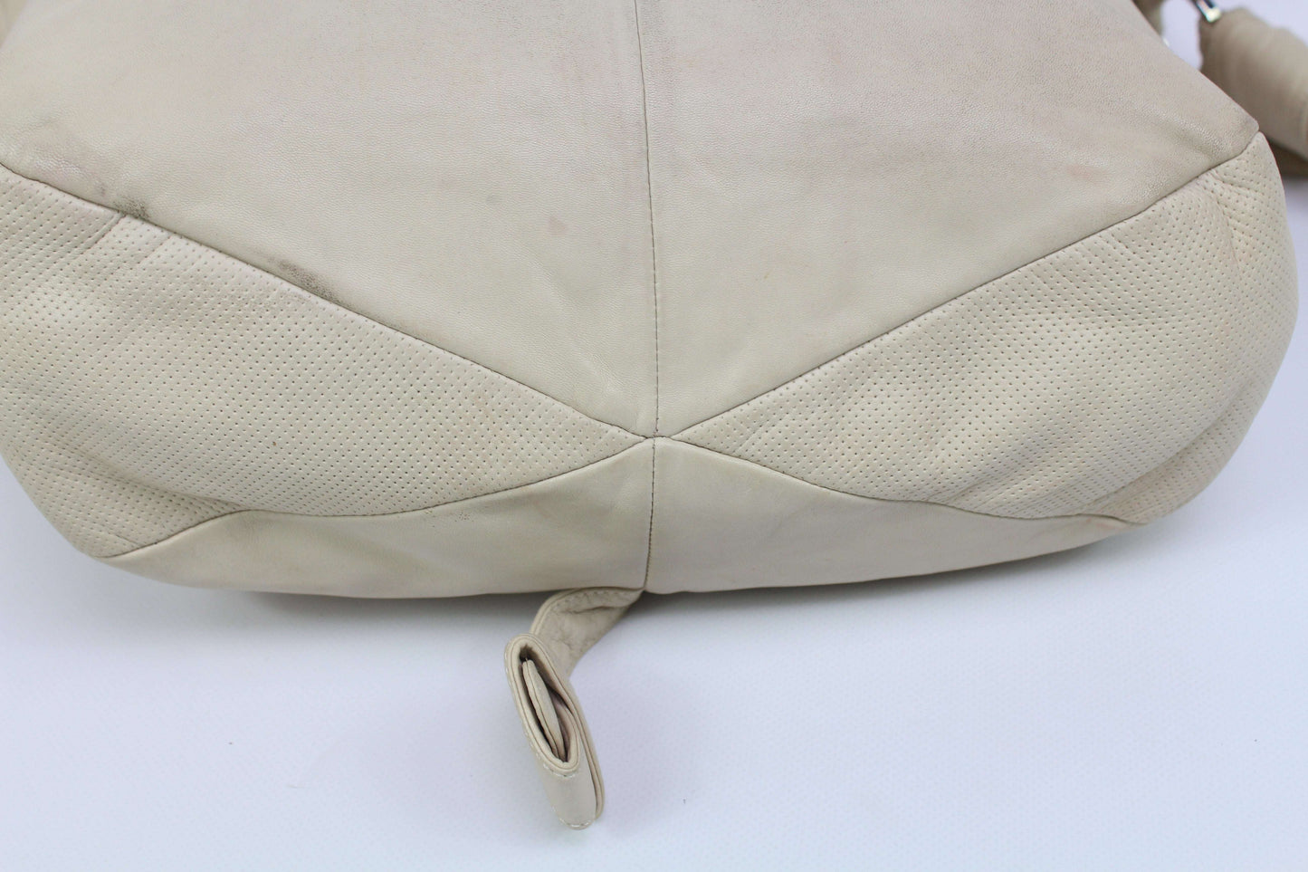 Creme Leder Loewe Umhängetasche mit leichten Verfärbungen, Größe 40x25cm.