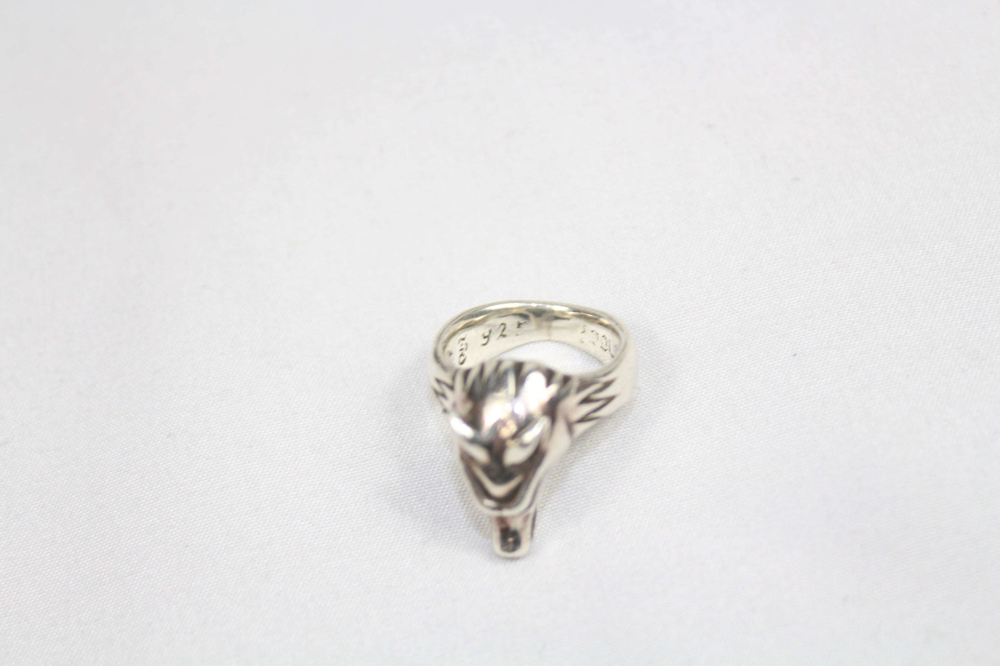 Silver wolf ring, size 16mm, in good condition.