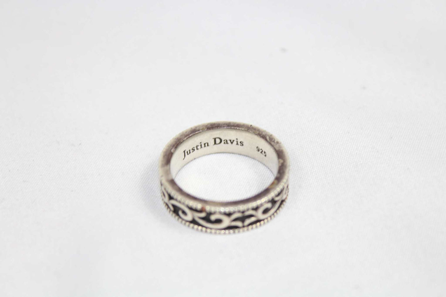 Justin Davis 925 SV Ring in good condition with subtle silver scratches, size 19mm.