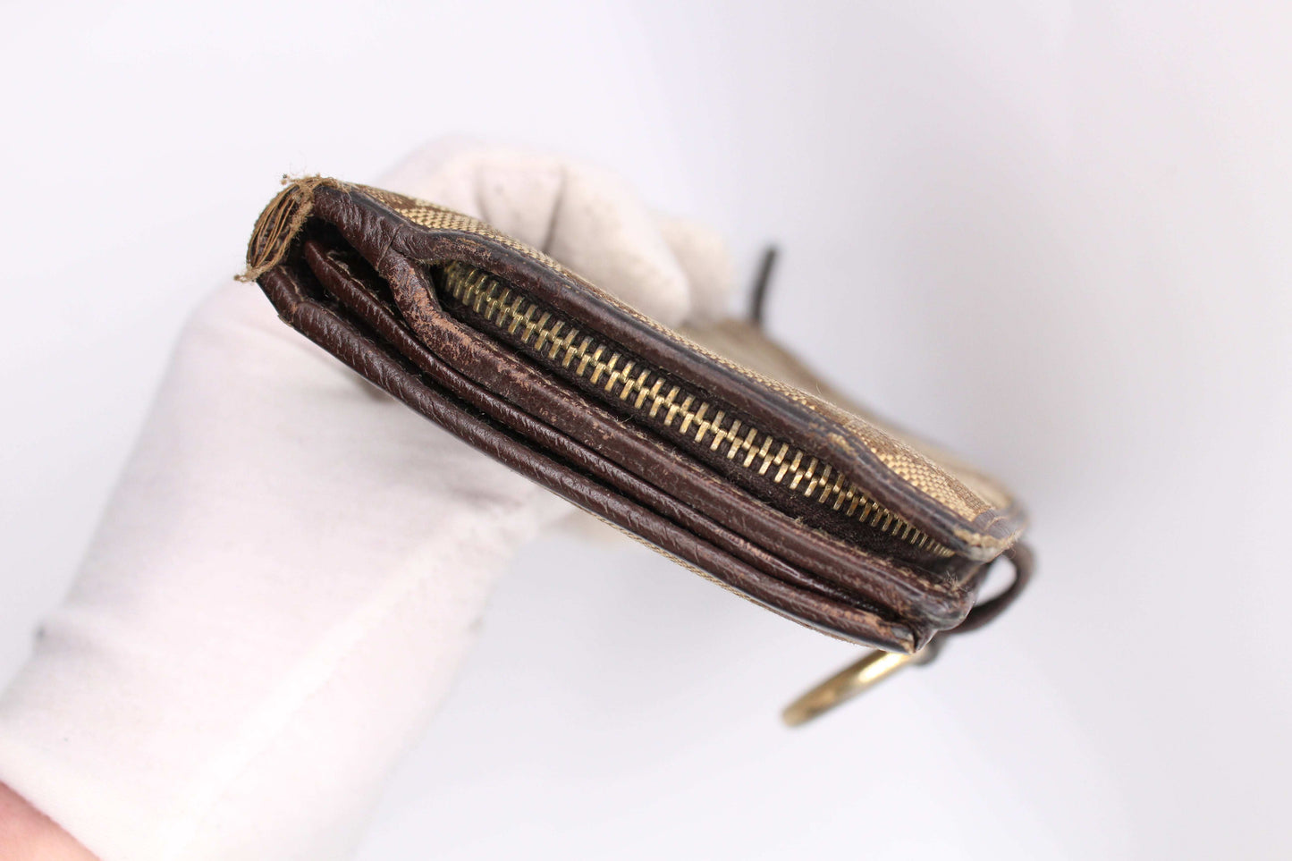 GUCCI Longwallet Monogram in brown and cream, canvas and leather material, side view.