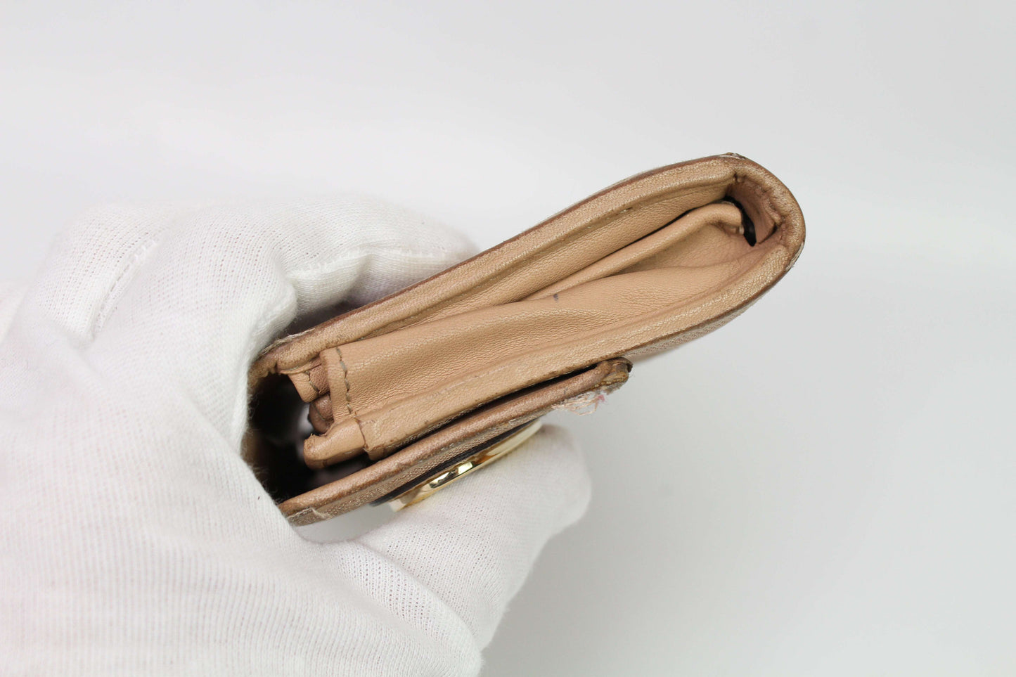 GUCCI Longwallet Beige Heart in leather, size 20x10, moderate condition.