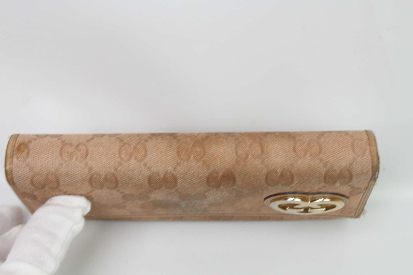 GUCCI longwallet beige heart leather, size 20x10, condition 7/10, button closure issue.