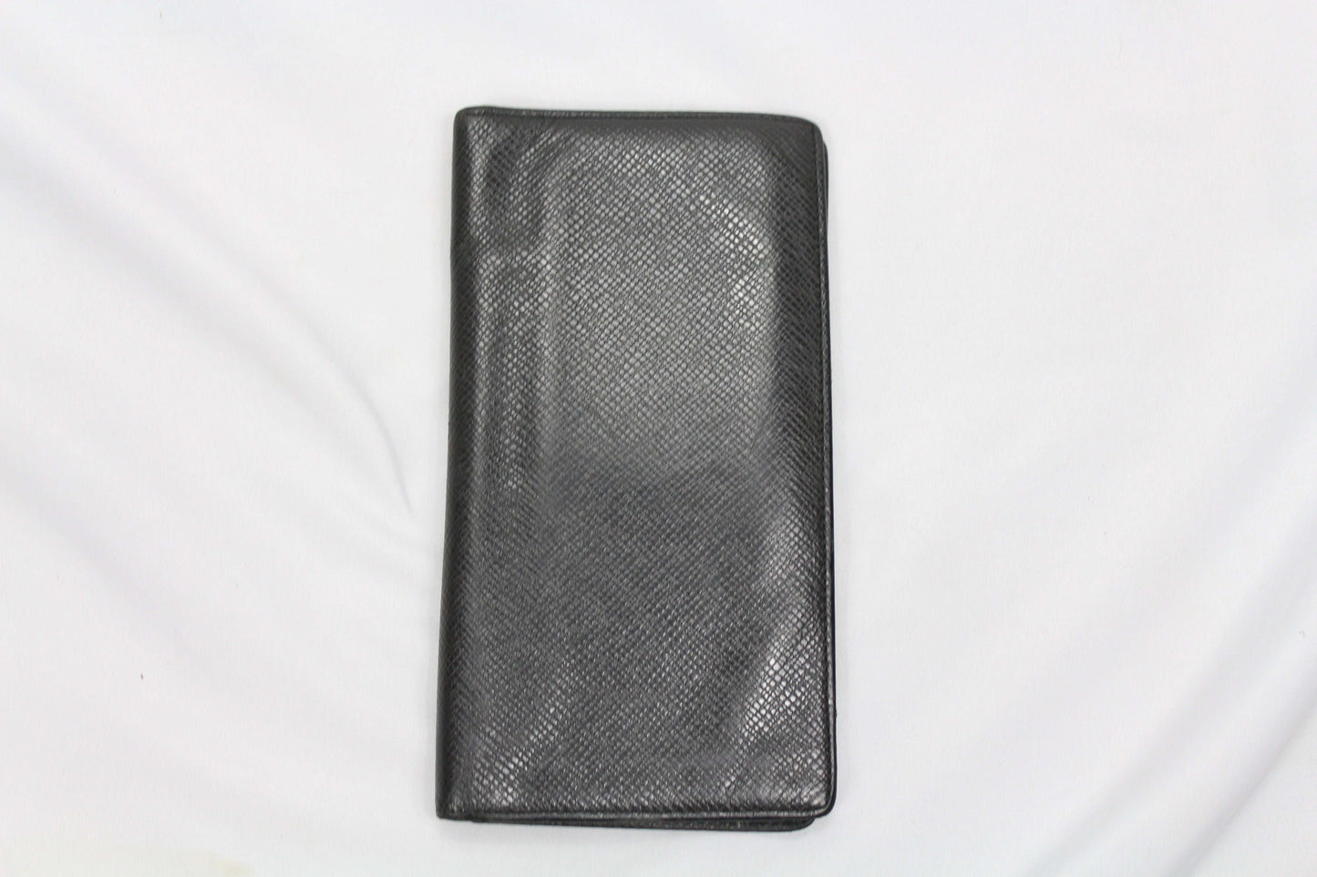 Louis Vuitton Taiga Portmonee in good condition with slight wear, size 20x12cm.