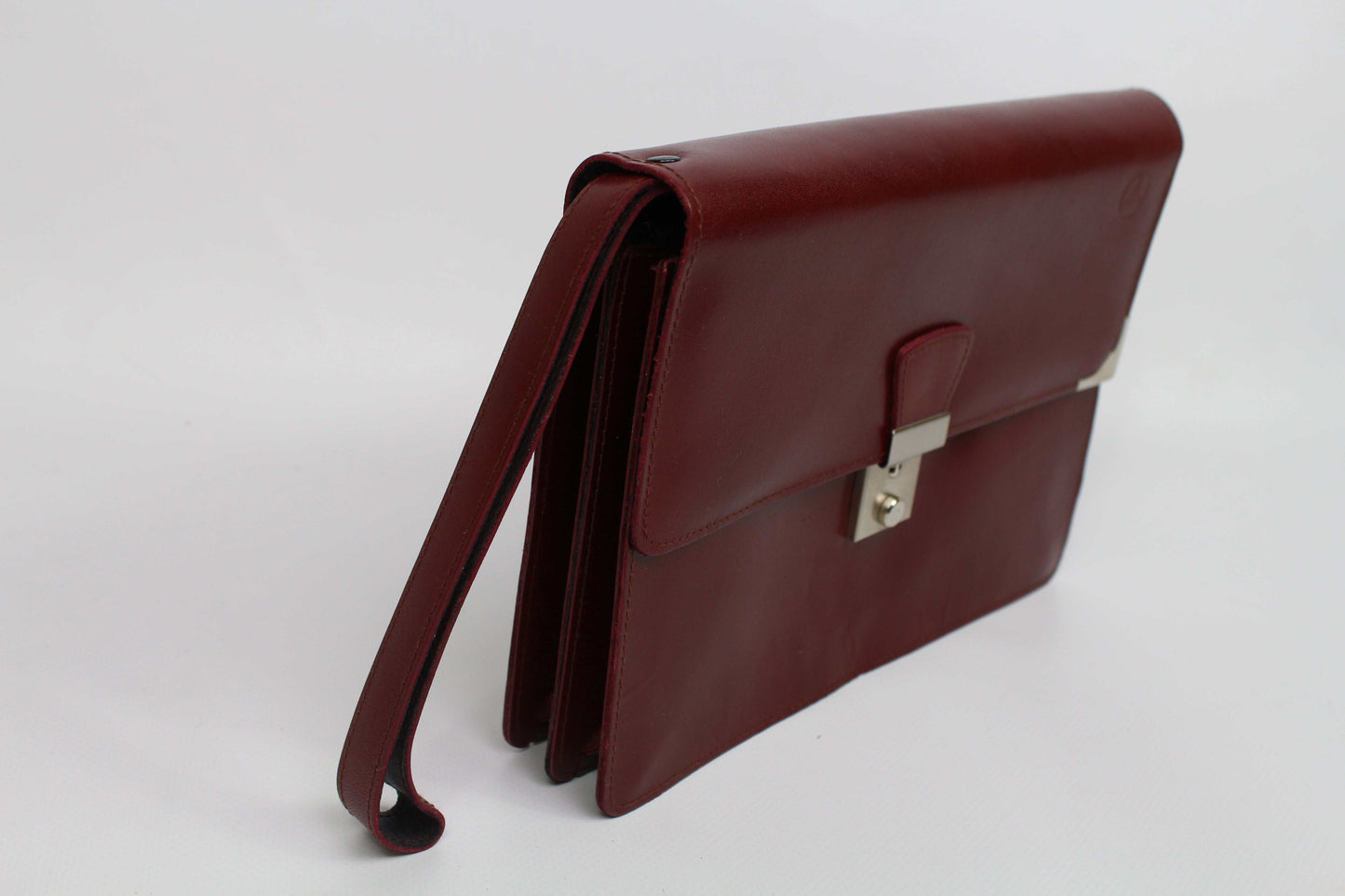 Vintage Mercedes clutch in Bordeaux color with strap, rated 8/10 condition, minor wear visible.