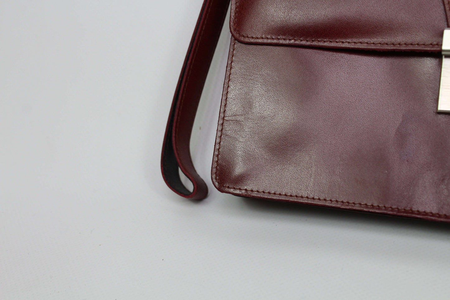 Vintage Mercedes clutch in Bordeaux leather, size unspecified, condition 8/10, minor wear.