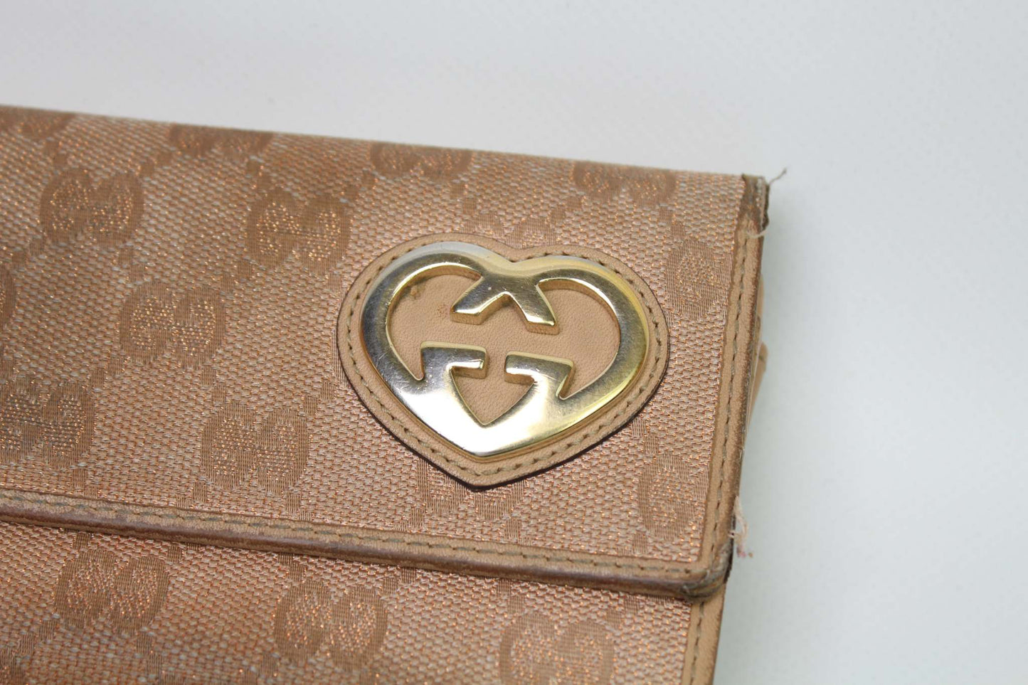 GUCCI Longwallet in beige leather with heart detail, size 20x10.