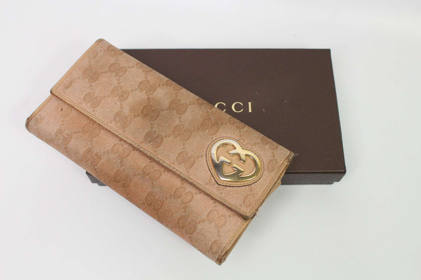 GUCCI Longwallet Beige Heart, leather, size 20x10, condition 7/10, heart logo embellishment, in beige.