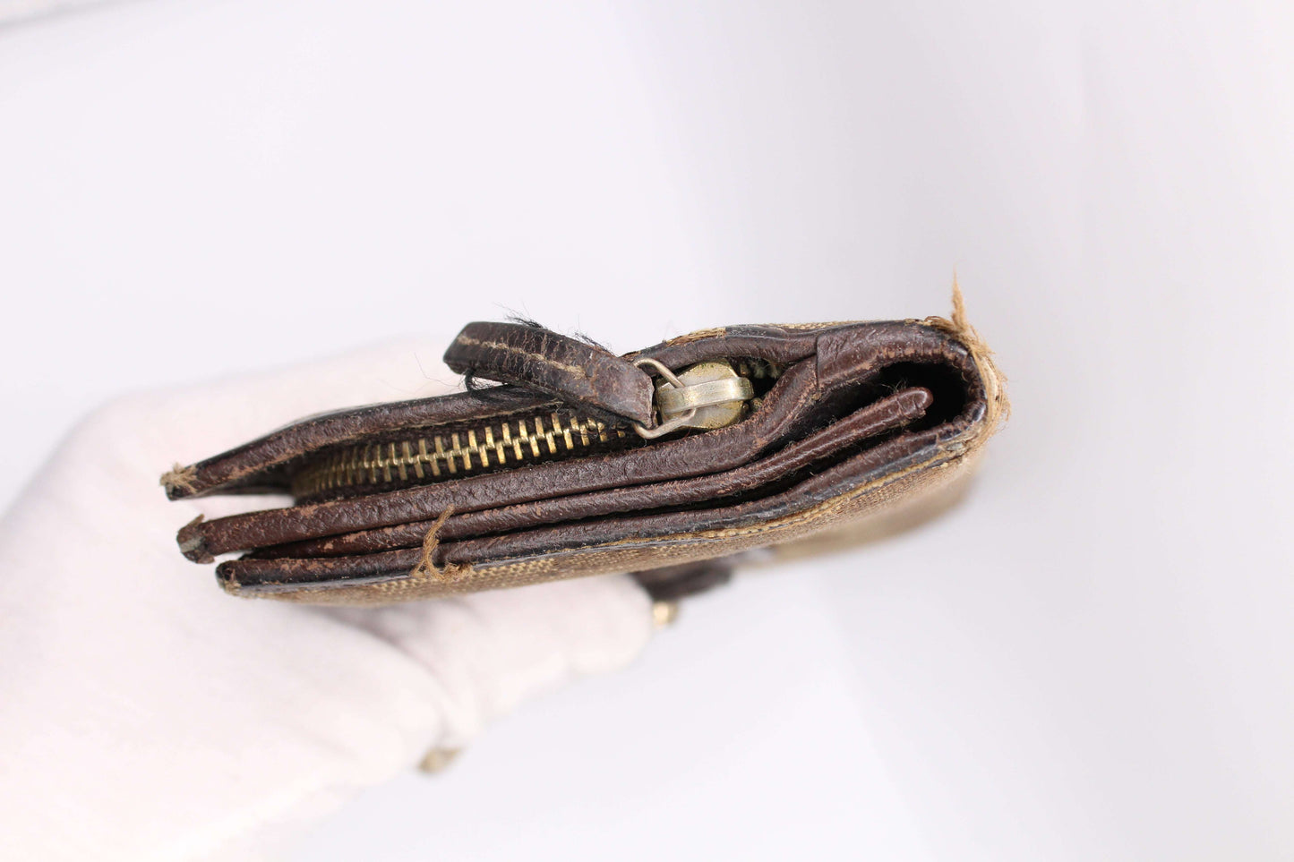 GUCCI Longwallet Monogram Brown/Cream with zip, canvas and leather material, showing wear on edges.