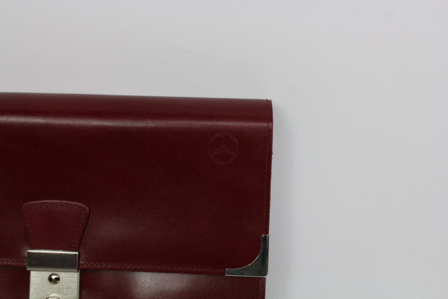 Vintage Mercedes Clutch Bordeaux in burgundy leather with light wear marks.